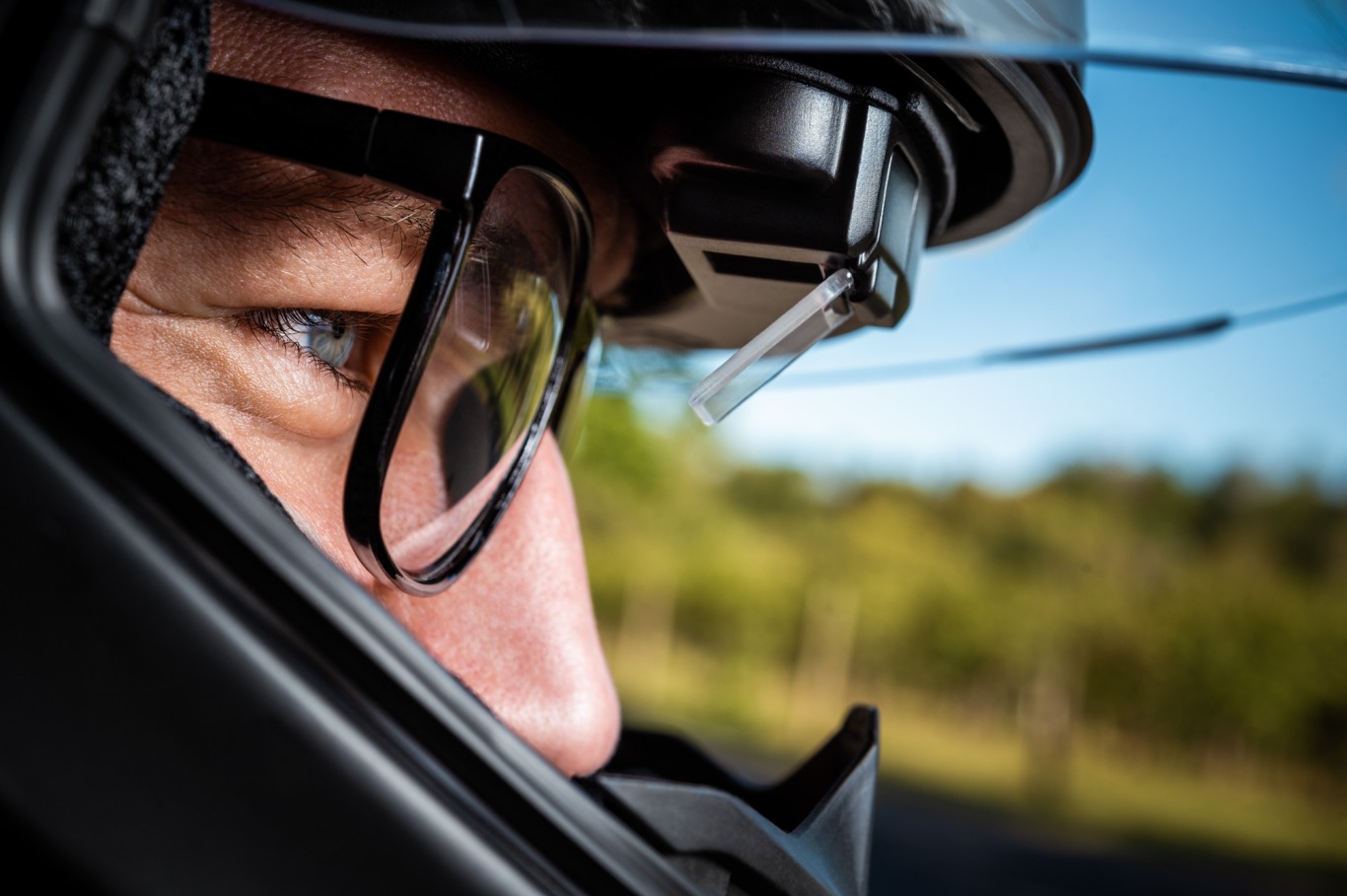 Motorradfahrer mit Helm, Brille und DVISION