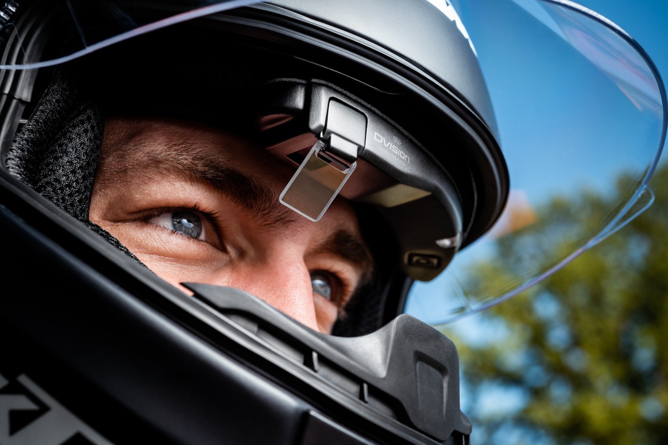 DVISION is a head-up display for motorcyclists
